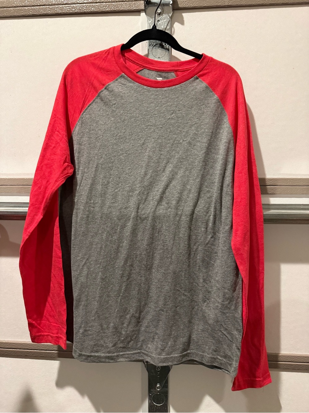 Fanatics Men's Grey & Red Long-Sleeve Raglan Shirt